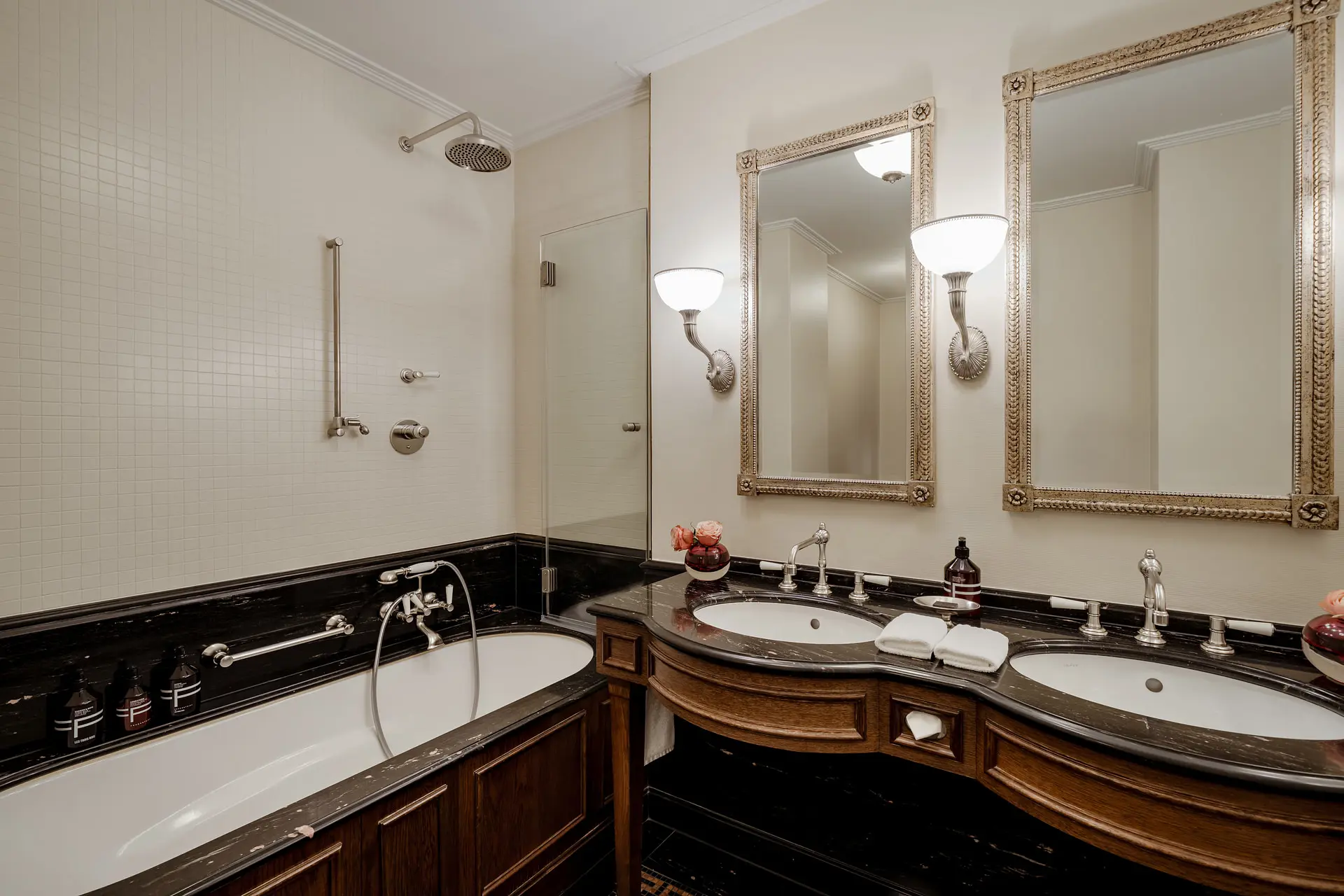 Les Trois Rois Zimmer  River King Room Balcony Badezimmer 3