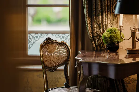 Les Trois Rois River Queen Room 216 1610 2