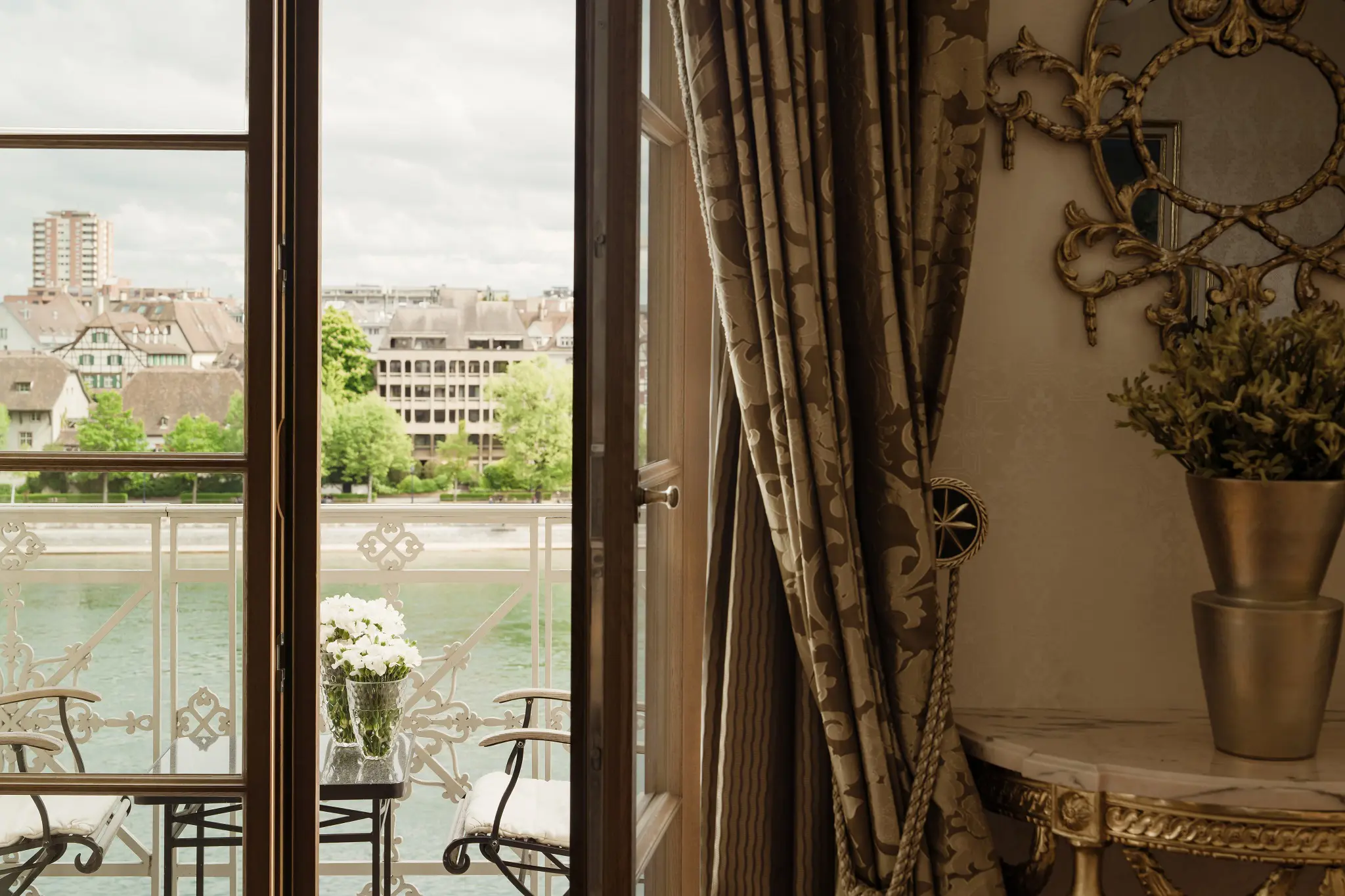 Les Trois Rois Zimmer  River Suite Balcony (2)