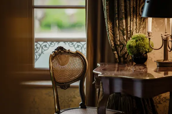 Les Trois Rois River Queen Room 216 1610
