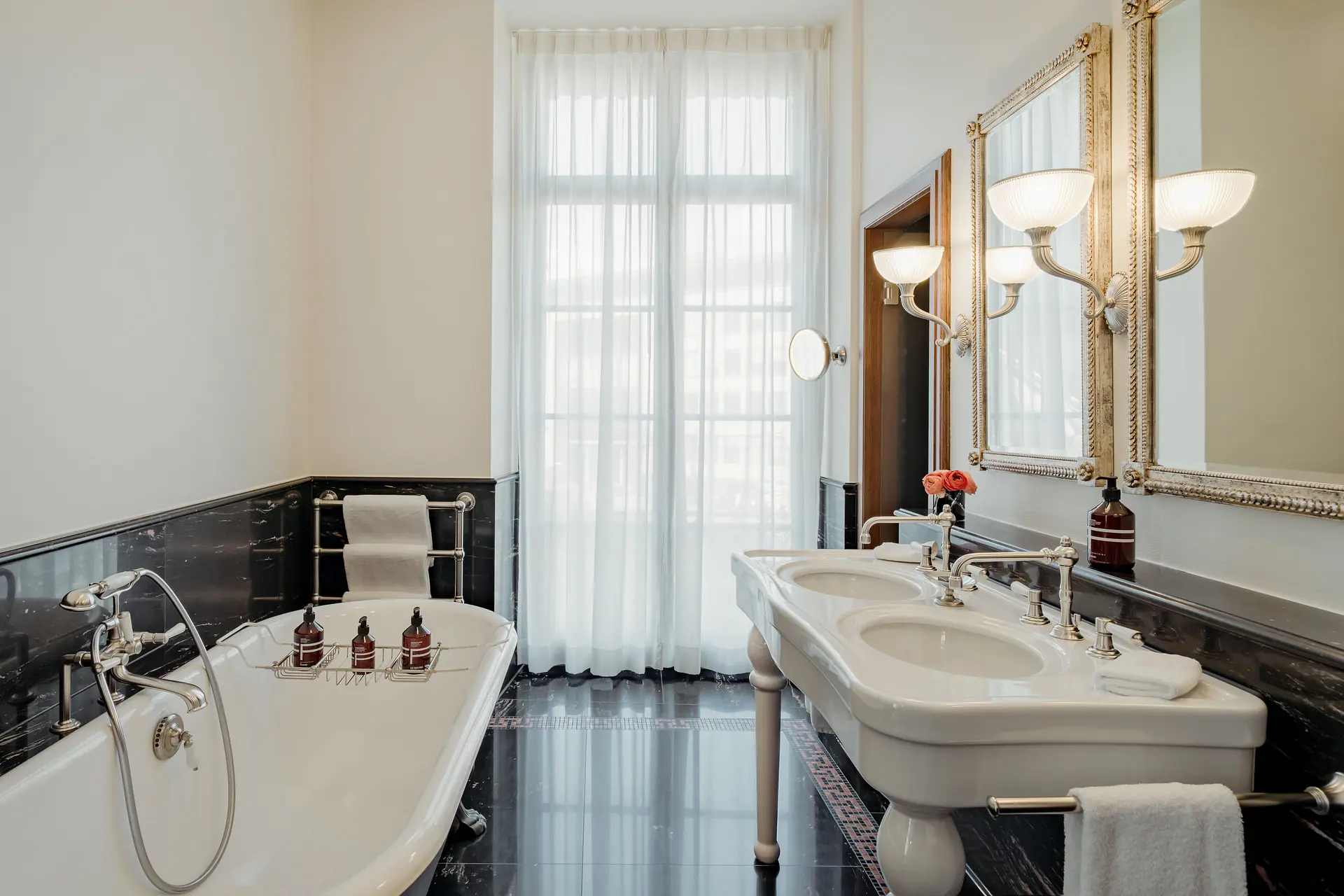 Les Trois Rois Zimmer  City King Room Badezimmer 3