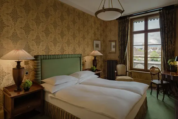 Les Trois Rois River Queen Room 216 1600