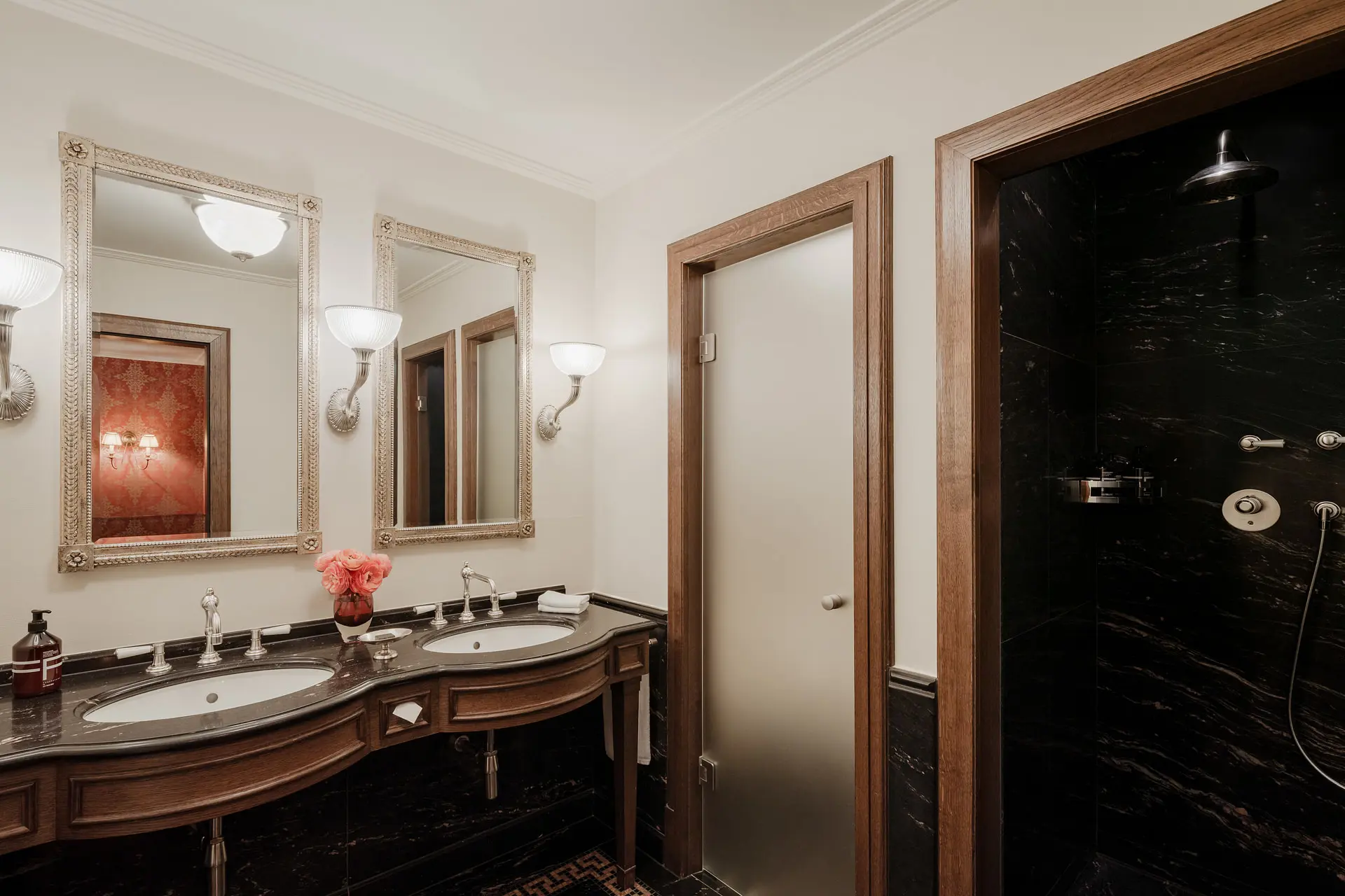 Les Trois Rois Zimmer River King Room Badezimmer 2