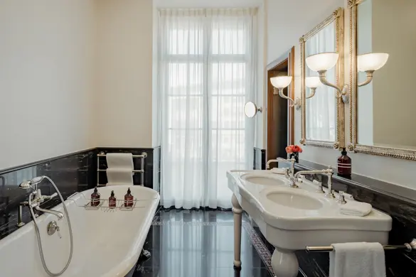 Les Trois Rois City King Room 106 1203