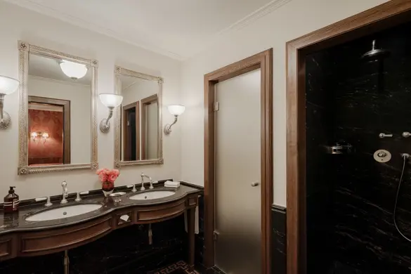 Les Trois Rois River King Room 221 1700