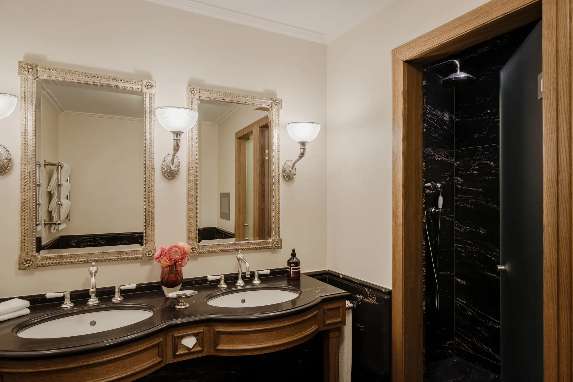 Les Trois Rois Zimmer  River Suite Badezimmer 9