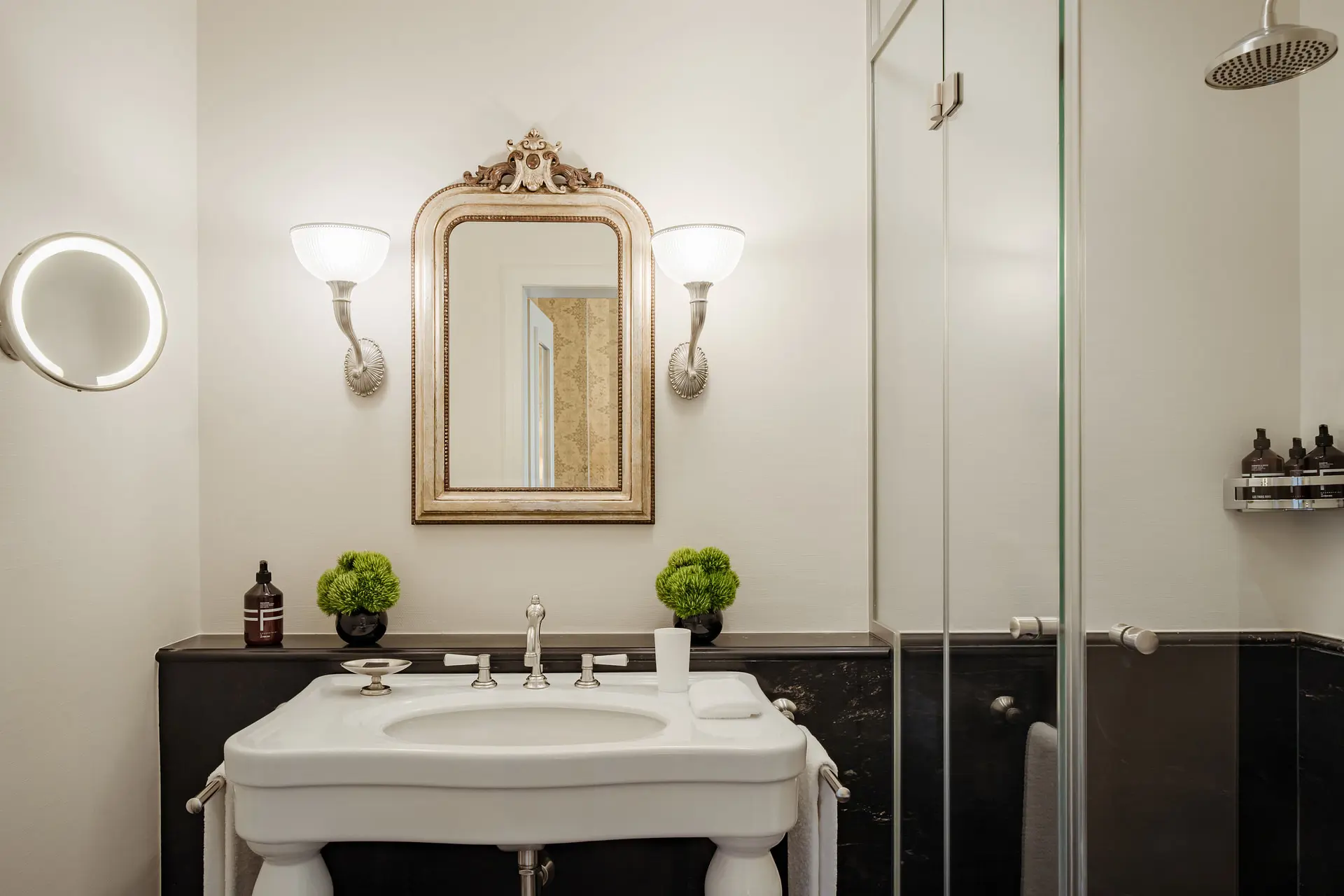 Les Trois Rois Zimmer  River Queen Room Badezimmer 3