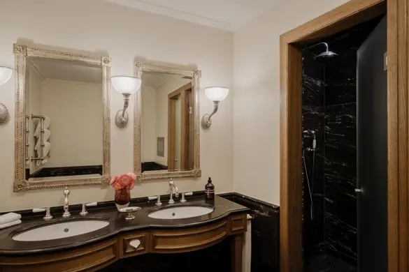 Les Trois Rois River Suite 322 1831